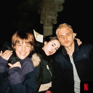 Veki Velilla Instagram - Si es con ellos al lado, el payaso da menos miedo (:

#ElClubDeLosLectoresCriminales 

!A partir de hoy en @netflixes ! 🔥🔥