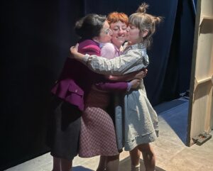 Veki Velilla Instagram - Querido pueblo de Uz;

Es un honor formar parte de esta loca familia y me congratula sobremanera informar a paisanos de pueblos cercanos que mañana y pasado (11 y 12) tendremos función de “Uz. El pueblo” en el @teatro_arriaga en Bilbao y el sábado 14 de octubre en el @teatrocervantes en Málaga.

Os esperamos con muchos disparos, risas, comedia y un punto absurdo.

Sus quiere 🤍