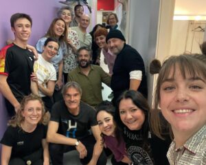 Veki Velilla Instagram - Querido pueblo de Uz;

Es un honor formar parte de esta loca familia y me congratula sobremanera informar a paisanos de pueblos cercanos que mañana y pasado (11 y 12) tendremos función de “Uz. El pueblo” en el @teatro_arriaga en Bilbao y el sábado 14 de octubre en el @teatrocervantes en Málaga.

Os esperamos con muchos disparos, risas, comedia y un punto absurdo.

Sus quiere 🤍