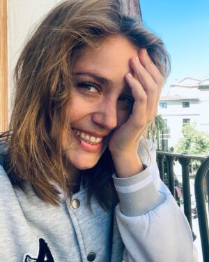 Veki Velilla Instagram - POV: cuando te cuentan un chiste malísimo pero para ti es la panacea.

Pd: Adivina la canción de la última imagen 🤣😳🙄🥲