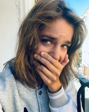 Veki Velilla Instagram - POV: cuando te cuentan un chiste malísimo pero para ti es la panacea.

Pd: Adivina la canción de la última imagen 🤣😳🙄🥲