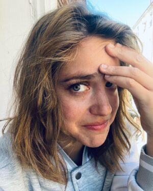 Veki Velilla Instagram - POV: cuando te cuentan un chiste malísimo pero para ti es la panacea.

Pd: Adivina la canción de la última imagen 🤣😳🙄🥲