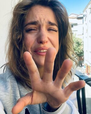 Veki Velilla Instagram - POV: cuando te cuentan un chiste malísimo pero para ti es la panacea.

Pd: Adivina la canción de la última imagen 🤣😳🙄🥲