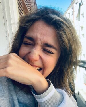 Veki Velilla Instagram - POV: cuando te cuentan un chiste malísimo pero para ti es la panacea.

Pd: Adivina la canción de la última imagen 🤣😳🙄🥲