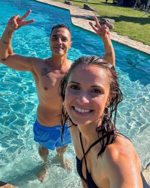 Vera Kolodzig Instagram - E assim foi o meu último dia de gravações da @novela_senhoradomar . Isto é que foi um final em grande com a nostalgia embrulhada num banho de piscina! Obrigada a todos e até breve 😘😘😘
.
.
.
#senhoradomar #ultimodia #sic #sicoficial