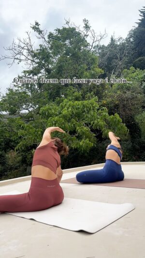 Vera Kolodzig Instagram - A @anavarelaoficial e eu a dar tudo na nossa prática matinal à chuva 😎
.
.
.
#yoga #reels #prettygirls