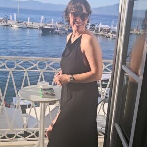 Verena Altenberger Instagram - Ich komm jetzt gschwind und rechtzeitig für Montag Abend im @burgtheater zurück. Online und an der Abendkassa gibt's noch Karten für "Den Göttern in die Seele blicken" zusammen mit @mavie_hoerbiger_ und @clarafruehstueck . Ich würd mich freuen, wenn wir uns im Theater sehen, dieser besondere Abend bedeutet mir die Welt 🖤

Montag, 3.6. 20:00 Uhr Burgtheater

"Den Göttern in die Seele blicken" mit Mavie Hörbiger, Clara Frühstück an gleich 2 Flügeln und Verena Altenberger.

Mit Texten von Despentes, Öziri und Bachmann

80min, keine Pause