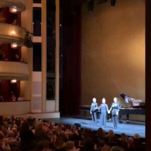 Verena Altenberger Instagram - 😱 Erfahrungsbericht "es ist was Arges passiert": 😱

@jeroen_versteele , seines Zeichens Dramaturg am Wiener @burgtheater ruft mich an, und fragt mich, ob ich mir vorstellen könnte, einen Abend für @mavie_hoerbiger_ und mich an der Burg zu gestalten. 🫠

Ich sage freudestrahlend zu, freue mich über die Idee und das Vertrauen von Martin Kušej. 🤗

Dann stelle ich voller Entsetzen fest, dass die Herren tatsächlich meinen im Großen Haus. Wtf!? Ein Abend im größten deutschsprachigen Sprechtheater?? 🤯

Was soll das denn werden? Naja, aber jetzt schon zugesagt, also ran an die Texte.

#Bachmann und @necatioeziri sind für mich nicht verhandelbar, sie sprechen mir aus der Seele, sie erklären für mich Liebe, Generationen-Konflikte, Sehnsucht, Missverständnis und Arroganz. Die stehen. ❤️

Mavie wirft die brillante #VirginieDespentes ins Rennen, unbedingt, #KingKongTheorie muss rein in den Abend. Jeroen ergänzt um #LiebesArschloch. Was für Text!
"Man stelle sich vor, alle 2 Tage würde ein Chef seinen Angestellten umbringen, es wäre ein nationaler Skandal. Wenn du die Parallele ziehst, verstehst du, wie nachsichtig wir gegenüber dem #Femizid sind." 👭

Die Texte stehen, aber etwas fehlt. Ein frommer Wunsch von mir - werden sie mir DAS ermöglichen? Wird sie Zeit haben? Lust haben? Zusagen? Ja!! @clarafruehstueck sagt nicht nur zu, sie komponiert eigens für diesen Abend, sie spielt auf 2 Flügeln gleichzeitig, der eine satt und wunderschön, der andere rauh und hart und zerstört. 🔥

Und dann ist Donnerstag, wir stehen auf der Bühne, das Haus ist VOLL ‼️ die Luft brennt, ihr seid alle da, ihr hört uns zu, wir hören uns zu, ich empfinde null Angst, ich will euch einfach nur erzählen, was da Wichtiges in diesen Texten steht. Über Frauen, über die Liebe und den Schmerz. Wir lachen Tränen, Mavie als Wotan bringt mich fast um, Claras Musik strahlt und misshandelt.

Und ganz nebenbei liegt da ein Programmzettel im Burgtheater, auf dieser riesen Bühne, die mir so Vieles bedeutet, vor diesen hunderten Menschen, auf dem steht: "Den Göttern in die Seele blicken. Konzept Verena Altenberger"

😭 Danke!!! Danke Mavie, danke Clara, danke Jeroen!! Ich bin soo glücklich. ❤️