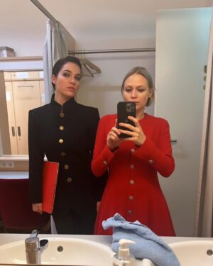 Verena Altenberger Instagram - Morgen, Donnerstag 15.2. 20:00 Uhr blicken wir den Göttern bis in die dunkelsten Flecken ihrer Seelen.

Den Göttern, den Frauen und den Wasserwesen.

Despentes, Öziri und Bachmann legen uns dafür die Rutsche.

Clara Frühstück spielt auf 2 Flügeln gleichzeitig, der eine strahlend schön, der andere zerstört und gemein.

Mavie Hörbiger lässt ihr Haar als Wotan im Wind wehen, ich flehe für Undine und mich darum, dass die Liebe echt ist.

Kommt, ich glaub, das wird groß.

Apropos - hüst hüst - wer noch Tickets will, darf jetzt nicht mehr ewig warten, trotz großem Haus sind wir ziemlich voll 🥹

@burgtheater @mavie_hoerbiger_ @clarafruehstueck @jeroen_versteele @necatioeziri #Lesung #DenGötternInDieSeeleBlicken #Performance #Burgtheater #wien