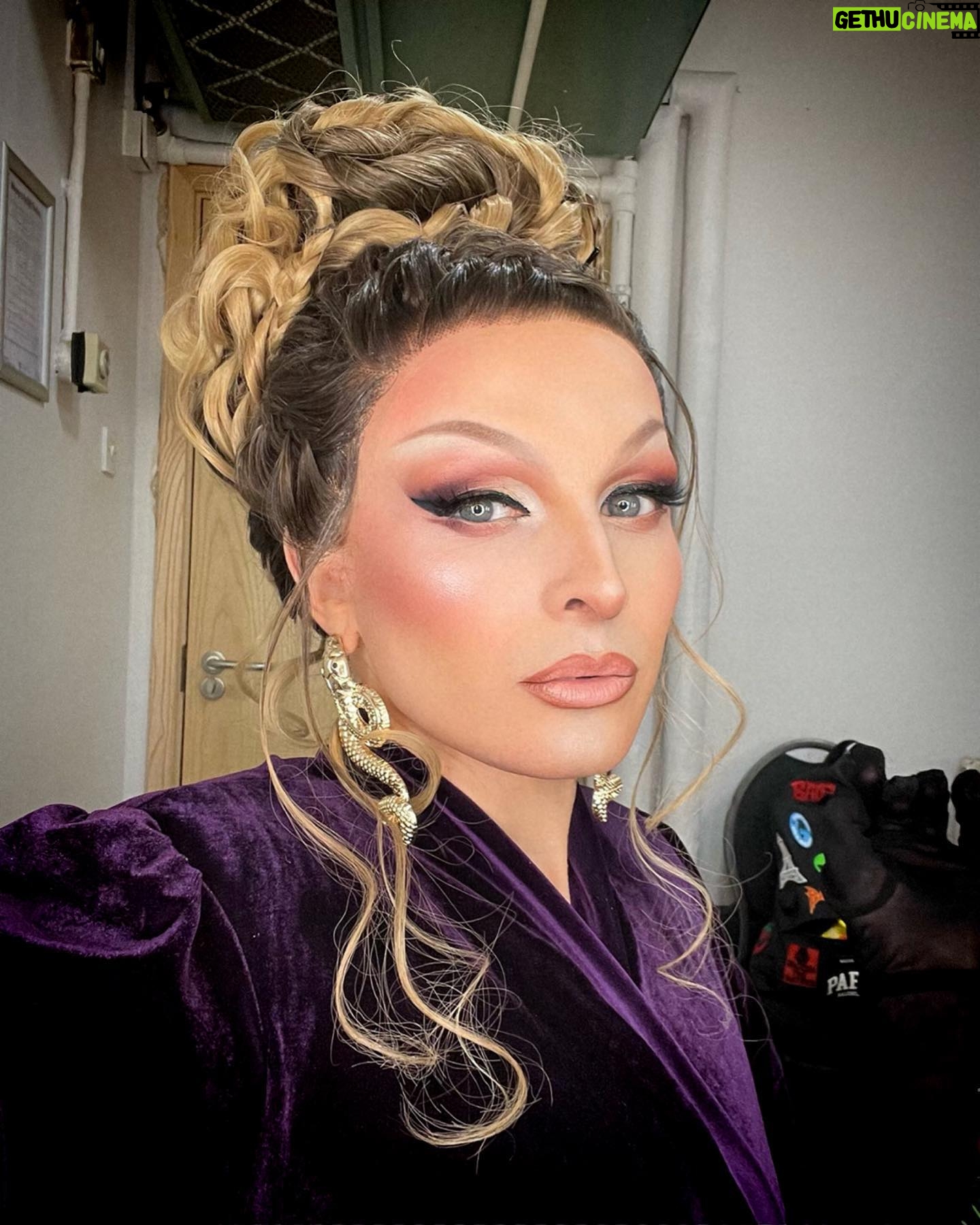 Veronica Green - 4.7K Likes - Southend-on-Sea let’s do this!
Can’t believe the @dragraceukbbc season 2 tour is nearly over 😭😭😭
5 shows to go!
💇🏼♀️ @venus.nv
👗 @freakcouturemcr