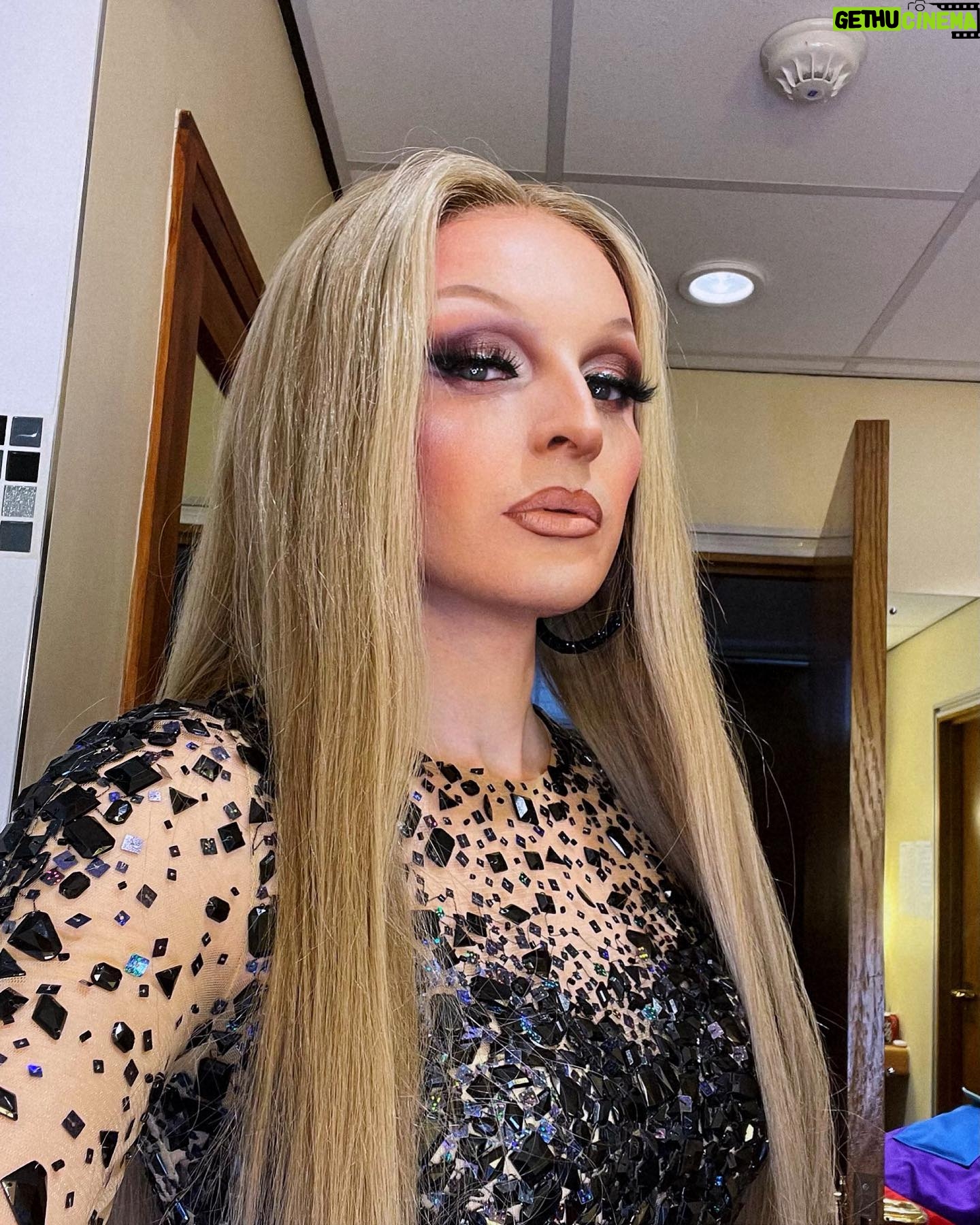 Veronica Green - 5.2K Likes - Feeling the fantasy in Sheffield! 35 shows down, 7 to go.
💇🏼♀️ @whatwigs
👗 @jovanifashions
💄 @hudabeauty
@sheffieldcityhall @vossevents