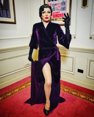 Veronica Green Instagram - It was Veronica ‘Professional’ Plum, in the Theatre Lobby, with the Thighs of Steel.

Feeling my #cluedo fantasy on the @dragraceukbbc season 2 tour #pressnight with @vossevents 

And just like that, the first leg of the tour is done! Now for a 3 week break. 

👩‍🦳 @carlbrownhair 
👗 @freakcouturemcr 
🧤 @whatkatiediduk 
📸 @emmalouisebrookes