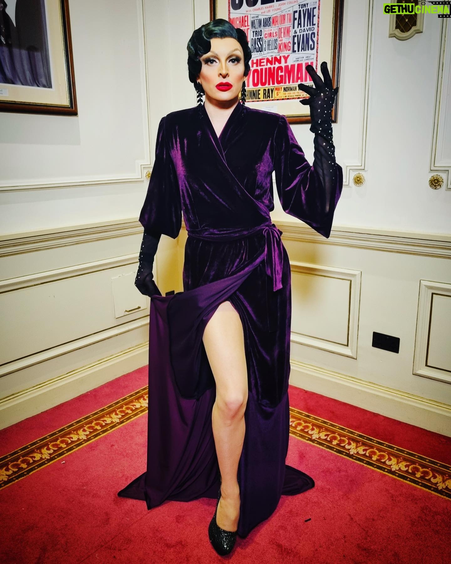 Veronica Green - 4.7K Likes - It was Veronica ‘Professional’ Plum, in the Theatre Lobby, with the Thighs of Steel.
Feeling my #cluedo fantasy on the @dragraceukbbc season 2 tour #pressnight with @vossevents
And just like that, the first leg of the tour is done! Now for a 3 week break.
👩🦳 @carlbrownhair
👗 @freakcouturemcr
🧤 @whatkatiediduk
📸 @emmalouisebrookes