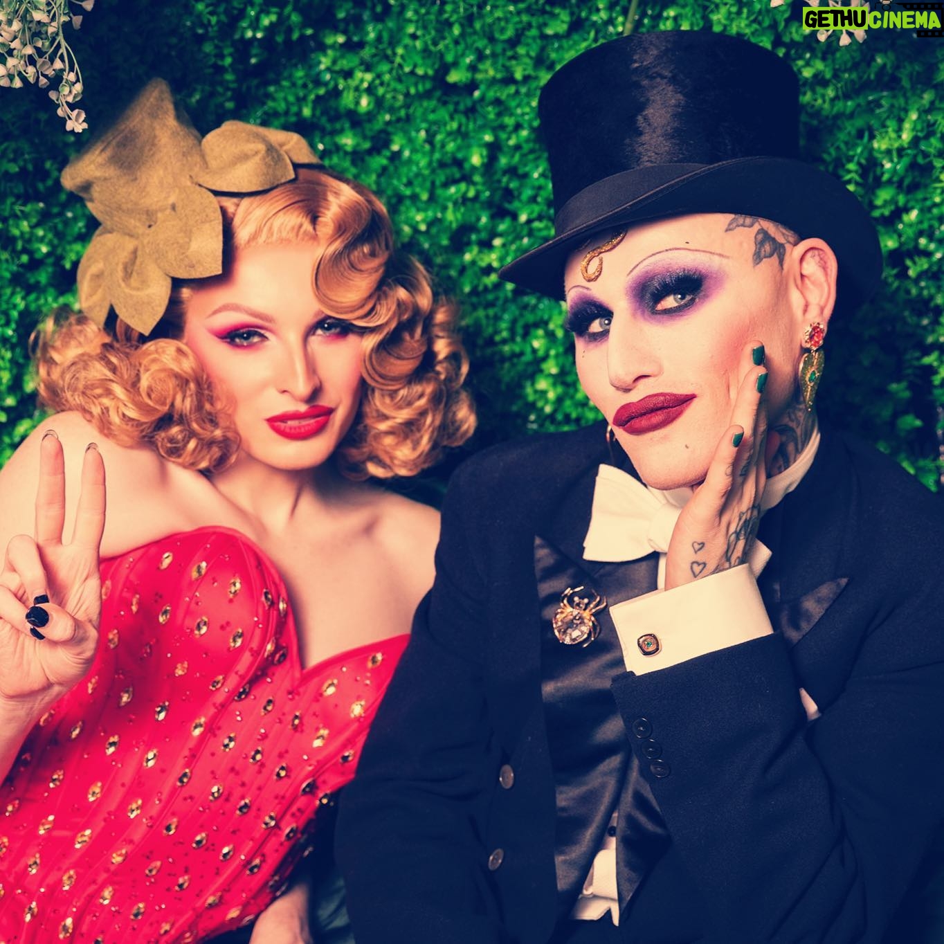 Veronica Green - 2.3K Likes - I loved my booth at #DragConUK & was so thrilled that some of my favourite people came to visit, including my very good friend @misterjoeblack