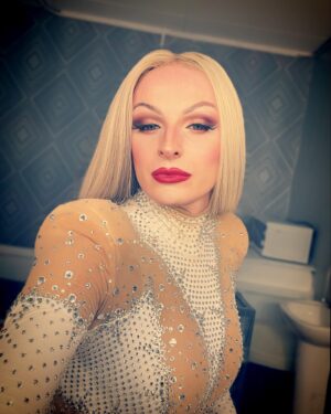 Veronica Green Instagram - I had a gig last night. It was pretty good! Only had the presence of mind to take photos AFTERWARDS so had to #fullyfilter the sweat, stray hairs & patchy makeup out of this one. Who cares 🤷🏼‍♀️
😂💦📸#unashamedlyretouched #photoshoppedtofilth