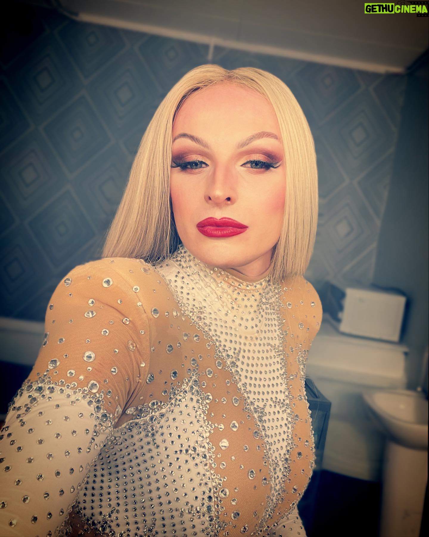 Veronica Green - 2.6K Likes - I had a gig last night. It was pretty good! Only had the presence of mind to take photos AFTERWARDS so had to #fullyfilter the sweat, stray hairs & patchy makeup out of this one. Who cares 🤷🏼♀️
😂💦📸#unashamedlyretouched #photoshoppedtofilth