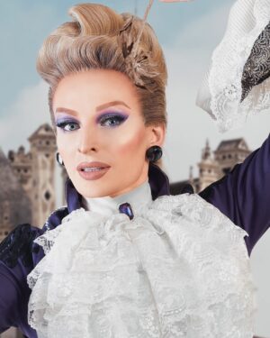 Veronica Green Instagram - And just like that I’m off to Panto Land.

I’ve just arrived into London for 8 weeks & start my first day of rehearsals TODAY!

Watch this space for the official announcement. As soon as I’m allowed to tell you all where & when I’ll be performing, I’ll let you know 
💚🎭💚

👩‍🦳 @emmarigby_pro 
👗 @moirastansfield 
📸 @daveyytyler