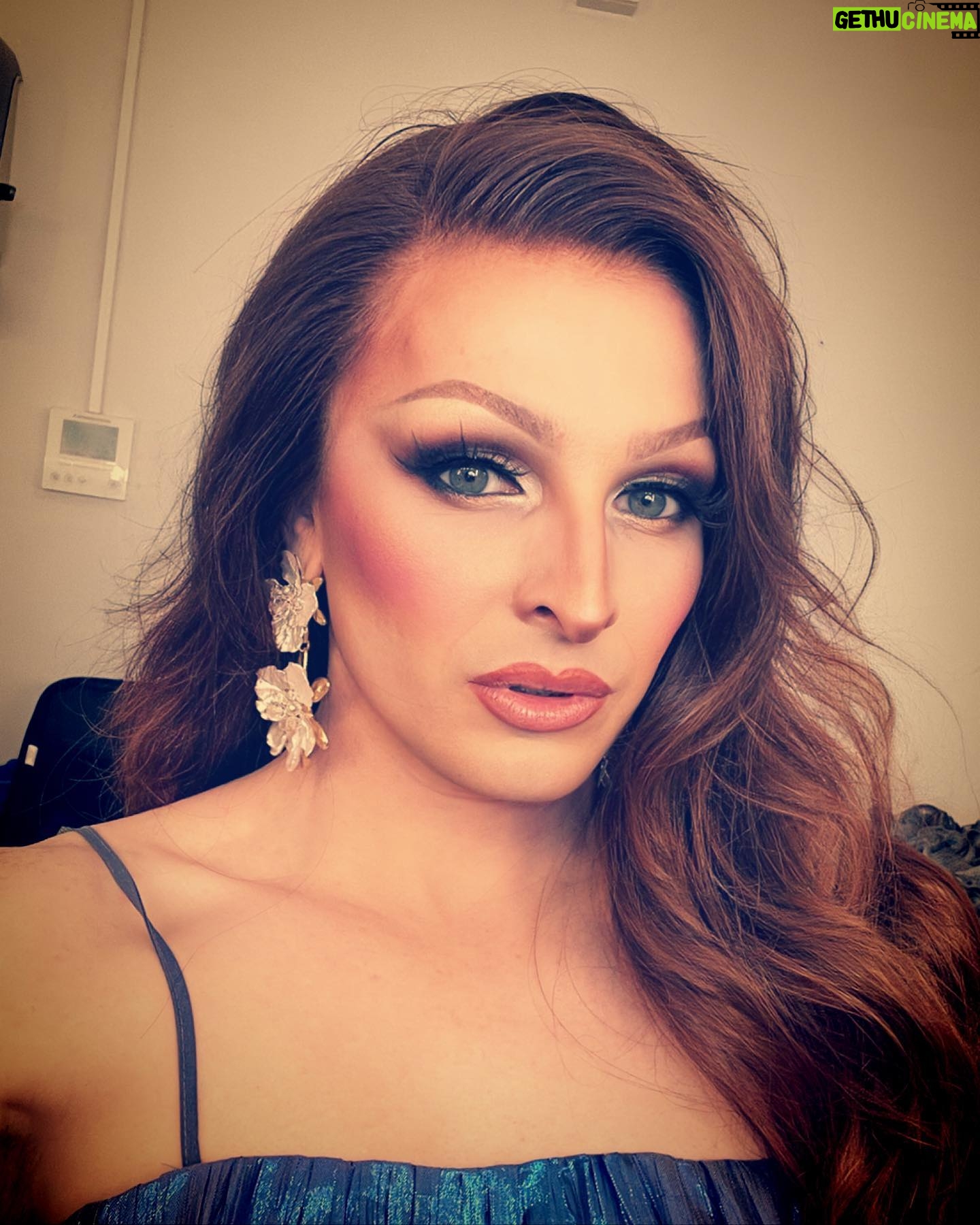 Veronica Green - 3.5K Likes - Summer is over and so is the season 3 tour! Tonight is the LAST SHOW
😭😭😭😭😭😭