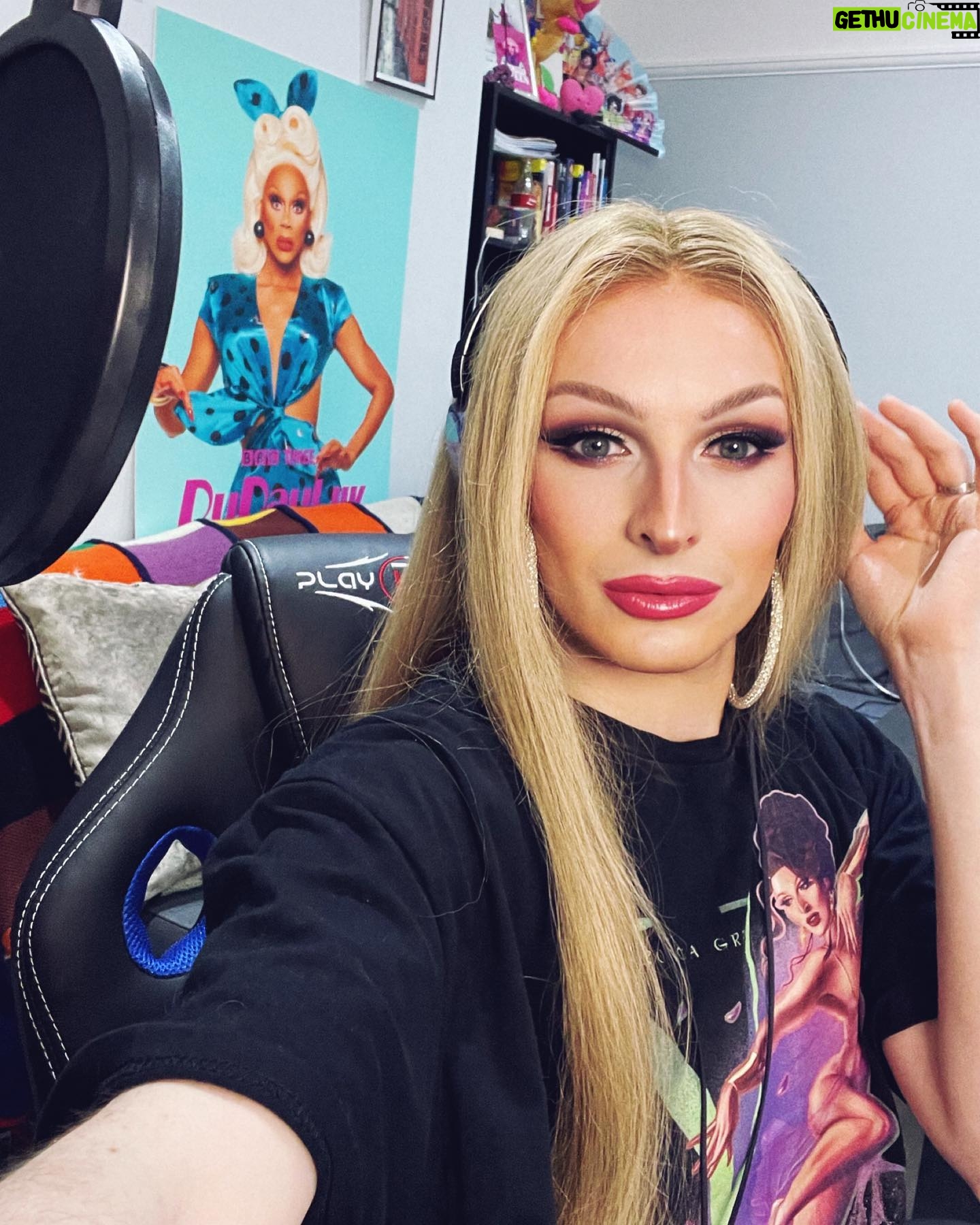 Veronica Green - 6.3K Likes - I filmed a thing.
You’ll find out what it’s for soon enough…
💚💚💚💚💚💚💚💚💚