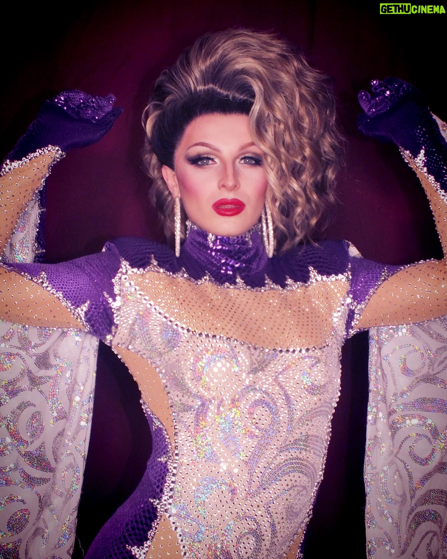 Veronica Green - 3.8K Likes - Looking forward to better times.
Come and see us on the @dragraceukbbc Season 3 Tour with @vossevents @cuffeandtaylor . I promise you you’ll have an awesome night filled entertainment and a collection of the U.K’s most talented queens!
💇🏼♀️ @venus.nv
👗 @banglondon
📸 @rivermedway
💚💚💚💚💚