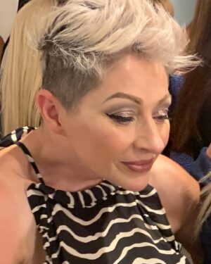 Veronica Lorenz Instagram - The lady behind the brand. Meet Veronica Lorenz 💕 Celebrity Makeup Artist & co-founder of one of the worlds most iconic beauty products, the beauty blender, Veronica Lorenz was diagnosed with a benign spinal cord tumor in 2013 and lost the feeling in her hands. A born innovator, Veronica turned a great challenge into an inspiring triumph by creating The VampStamp.
.
.
The VampStamp has just launched another innovative solution for makeup application - so that all skill levels - and those with physical limitations - can easily create true makeup magic -𝙏𝙝𝙚 𝘾𝙪𝙩 𝘾𝙧𝙚𝙖𝙨𝙚 𝙆𝙞𝙩 - Now in all @ultabeauty ‘s😻