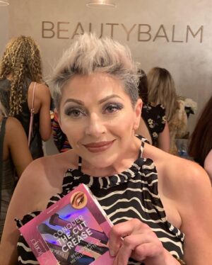 Veronica Lorenz Instagram - The lady behind the brand. Meet Veronica Lorenz 💕 Celebrity Makeup Artist & co-founder of one of the worlds most iconic beauty products, the beauty blender, Veronica Lorenz was diagnosed with a benign spinal cord tumor in 2013 and lost the feeling in her hands. A born innovator, Veronica turned a great challenge into an inspiring triumph by creating The VampStamp.
.
.
The VampStamp has just launched another innovative solution for makeup application - so that all skill levels - and those with physical limitations - can easily create true makeup magic -𝙏𝙝𝙚 𝘾𝙪𝙩 𝘾𝙧𝙚𝙖𝙨𝙚 𝙆𝙞𝙩 - Now in all @ultabeauty ‘s😻