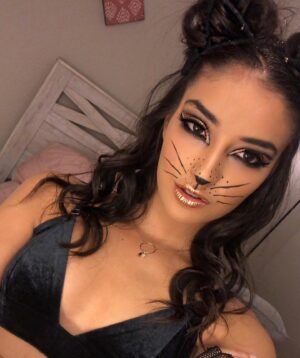 Veronica Lorenz Instagram - 𝑷𝒓𝒆𝒕𝒕𝒚 𝑲𝒊𝒕𝒕𝒚 😽 𝑳𝒐𝒐𝒌 𝒂𝒕 𝒕𝒉𝒆 𝑷.𝑶.𝑽 𝒐𝒏 𝒉𝒆𝒓 𝒍𝒊𝒑𝒔 𝒂𝒏𝒅 𝒆𝒚𝒆𝒔 😻 𝑪𝒂𝒏 𝒘𝒆 𝒔𝒂𝒚 𝑮 𝑶 𝑹 𝑮 𝑬 𝑶 𝑼 𝑺 ✨
.
@emilywillisx3 
Makeup by: @taralynee .
Using
• P.O.V - Vellon Copper
• VaVaVoom Stamp - Large
• Vink Ink - Vortex Black