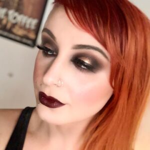 Veronica Lorenz Instagram - @metalmom_makeup showing us some #1920s inspo for your #2020 New Years!
Using the Vellon POV ✨
#newyears2020 #newyearsevemakeup