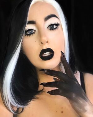 Veronica Lorenz Instagram - 𝗪𝗲 𝗟🖤𝗩𝗘 𝘀𝗲𝗲𝗶𝗻𝗴 𝗮𝗹𝗹 𝗼𝗳 𝘁𝗵𝗲𝘀𝗲 𝗛𝗮𝗹𝗹𝗼𝘄𝗲𝗲𝗻 𝗹𝗼𝗼𝗸𝘀 𝗰𝗿𝗲𝗮𝘁𝗲𝗱 𝘄𝗶𝘁𝗵 𝗧𝗵𝗲 𝗩𝗮𝗺𝗽𝗦𝘁𝗮𝗺𝗽 👻
.
@jadeallesse .
Using
• VaVaVoom Large Stamp
• Vink Ink - Vortex Black