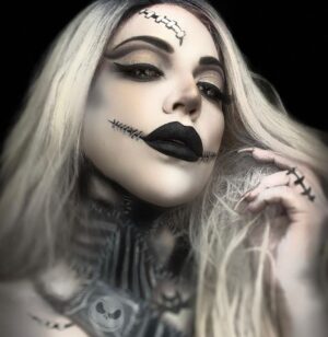 Veronica Lorenz Instagram - ʜᴀʟʟᴏᴡᴇᴇɴ ᴠ ɪ ʙ ᴇ s 💀 ᴡʜᴀᴛ’s ʏᴏᴜʀ ғᴀᴠᴏʀɪᴛᴇ ʟᴏᴏᴋ ғᴏʀ ʜᴀʟʟᴏᴡᴇᴇɴ? ᴛᴀɢ ᴜs - ᴡᴇ’ᴅ ʟᴏᴠᴇ ᴛᴏ sᴇᴇ 👀 & ᴘᴏssɪʙʟʏ ʀᴇᴘᴏsᴛ 💋
.
.
@luvekat 🔥
.
Using • VaVaVoom Med Stamp
• Vink Ink - Vortex Black