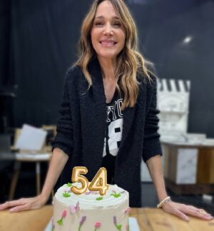 Verónica Lozano Instagram - Desliza la foto y habrán pasado 50 años 😅🧚‍♀️🎂🎈
Feliz cumple para mi 💖

Luego subo fotitos de festejos y amor #54