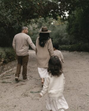 Veronica Valencia Instagram - Sending love from our family to yours this holiday season. ❤️Remember to squeeze your loved ones tight. Be in the moment. Celebrate the wins. Embrace new beginnings of this season. And most of all, try not to stress over the little things. What really matters is the quality time you get to spend with loved ones. That’s what it’s all about. We love you all. xx, The Hughes’ 🕊️

Photos captured by one of the most wonderful sisters @stylewithkat
