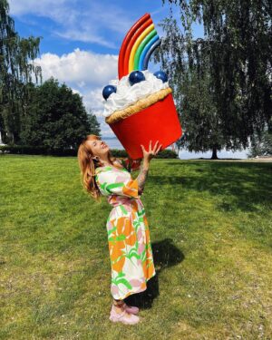 Veronica Verho Instagram - Täs on ollu sitä kuuluisaa kaikennäköstä! 

Helsinki on hyvästelty 11 vuoden jälkeen. Tuntuu iiiiiihan uskomattomalta, että 11 vuotta tosiaan kului ihan silmänräpäyksessä ja muuttoauto liikkuu seuraavaksi eteenpäin. Nyt nautin ihanista kuvauksista kakkujen keskellä! 🎂☀️❤️

Ai niin kävin myös ekaa kertaa @elm.puistokatu4 syömässä ja se oli ihana! 🥰