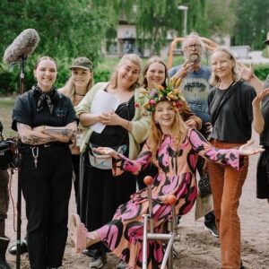 Veronica Verho Instagram - Maailman paras kesätyö! Me tehtiin aivan äärimmäisen hienolla tiimillä niin hieno kausi. Kohta tekin pääsette nauttimaan siitä. ❤️🎂 #kokosuomileipoo 

@mtv3suomi @warnerbrosfinland 
📸 @janikauttophotography