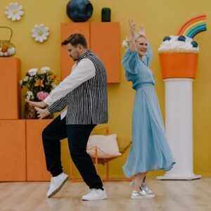 Veronica Verho Instagram - Maailman paras kesätyö! Me tehtiin aivan äärimmäisen hienolla tiimillä niin hieno kausi. Kohta tekin pääsette nauttimaan siitä. ❤️🎂 #kokosuomileipoo 

@mtv3suomi @warnerbrosfinland 
📸 @janikauttophotography