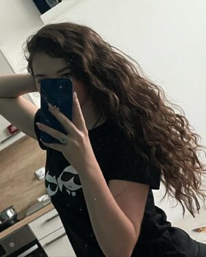 Veronika Divišová Instagram - ✨ 2023 ✨ (1.část)

2- úspěšné absolvování všech zkoušek a tedy ukončení prvního ročníku na FFUK 🎓
3- kvůli úkolu jsem přišla do školy takto 😁🙏
4- krásné chvíle! 🤍
5- květen aneb naposledy s dlouhými vlasy 
6- mé nové háro 😅💖
7- skvělá oslava 20. narozenin s mými nejbližšími 💋❤️
8-10 - a nakonec boží dovolená s @claramiko ❤️ #tenerife 

Díky za všechny zážitky 🫵