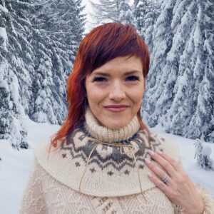 Vickie Howell Instagram - There are only about 50 YarnYAY! Quarterly Box: Winter Edition boxes, our FINAL box left. Reserve yours today! 

 The Winter Box features:
• @quinceandco Owl (in your choice of two palettes)
• My Icelandic-inspired, Strokkur cowl pattern
• @commacraftco Knitting Tubes (stitch holders)
• @shoplovelina Sherpa-style, notions bag
• @fireflynotes Winter Stitch Markers
• @ligiaspage Winter Night Candle

Got to YarnYAY.com (link in bio) to get yours!