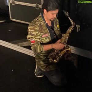Victor Aguiar Instagram - Hoje, celebramos não apenas um marco de tempo, mas uma jornada extraordinária que tem sido a sua carreira multifacetada nos últimos 15 anos. Desde o momento em que você começou a soprar as primeiras notas do saxofone até iluminar as telas de cinema e cativar audiências nas redes sociais, sua presença versátil, talento inegável e dedicação incansável conquistaram os corações de milhões em todo o mundo.
Ao longo desses anos, você nos presenteou com performances memoráveis no palco e na tela, criou momentos que ficaram gravados em nossas memórias para sempre e inspirou milhares através de suas plataformas digitais. Sua capacidade de se reinventar e dominar várias formas de arte é verdadeiramente admirável e inspiradora.
Mas mais do que apenas suas conquistas profissionais, é sua autenticidade, humildade e generosidade que verdadeiramente nos tocam. Você não apenas brilha nos holofotes, mas também ilumina os corações daqueles ao seu redor com sua bondade e compaixão.
Neste momento especial, queremos expressar nossa profunda gratidão por tudo o que você fez e continua fazendo. Obrigado por nos emocionar nos transportar para outras realidades com suas performances e nos conectar através do seu talento .
Que estes 15 anos de carreira sejam apenas o começo de uma jornada ainda mais multifacetada e inspiradora. Estamos ansiosos para testemunhar os próximos capítulos emocionantes da sua carreira e continuar apoiando você em cada projeto que empreender.
Parabéns por este marco incrível, e que o futuro reserve ainda mais sucesso, felicidade e realizações para você, em todas as suas vertentes artísticas e influências.

Com todo o nosso amor e admiração. 
 
---
Central de Fãs Víctor Aguiar .
@victoraguiaroficial