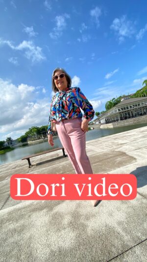 Victor Arauz Instagram - Queriendo ser como @doritapalmundo 
•
MI PRIMERA INFLUENCER 
•
Y si tú tampoco puedes ser como tu mamá mejor llévala a @dmujeres_beautymarket 
#dorivideos #doritainfluencer #miprimerainfluencermimamá #miprimerainfluencer