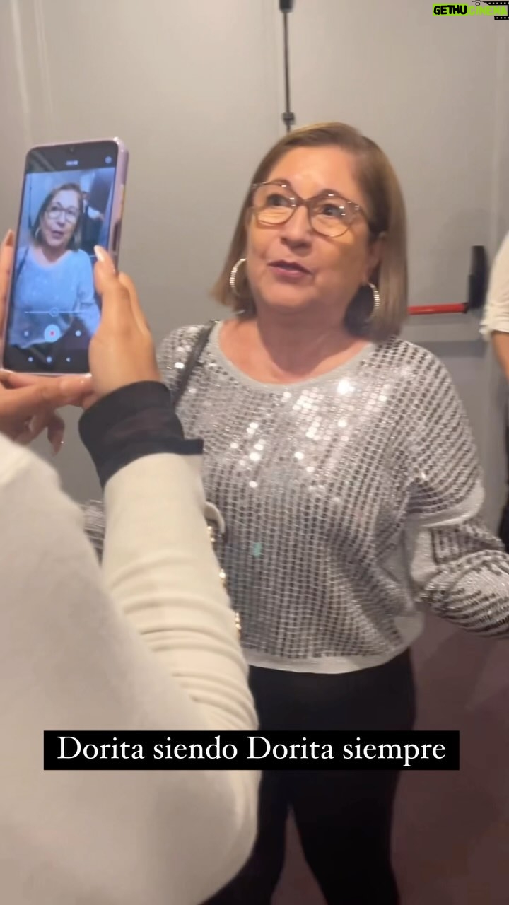 Victor Arauz - 6.1K Likes - Hace como dos años Dorita y yo nos fuimos a un concierto de los Hermanos Miño Naranjo, grabé momentos únicos de ella bailando cantando y al final siendo ella, tan imprudente como siempre.
•
Me pidió y creo que ya hasta se cansó de pedirme que le edite el video, hoy decido subir esto casi dos años después para festejar a esta mujer que es más una niña a veces, que es mi madre, que es mi amiga, que me tiene un café con pan o una tortilla de huevo con verde frito cada que voy a verla aunque sea una visita rápida.
Hoy celebro a la mujer que me enseño a cocinar, que me enseño el verdadero concepto de la alegría y del optimismo, uds no tienen ni idea todo lo que sufrió esta mujer sólo para que yo tenga comida en mi plato. Gracias Dorita siempre por tu alegría, gracias siempre por cuidarme aún caso a mis 40, yo no estaría nunca aquí, nunca sería nada de lo que soy si no fuera por la madre que tengo.
•
Gracias por dejarme ser tu hijo. Feliz cumpleaños mamita, el abrazo te lo debo por ahora! Lo estoy haciendo bien mami, o al menos eso me dicen. @doritapalmundo ♥️😍🙃