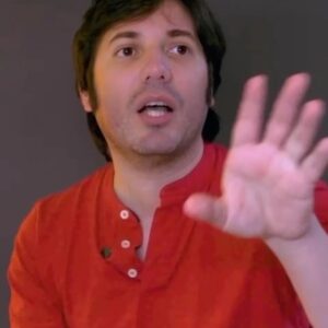 Victor Arauz Instagram - Quien no tiene Podcast y debería tener uno! 
Vayan a ver el capítulo completo a YOUTUBE 
@alexvizuete 
@dequeva_oficial