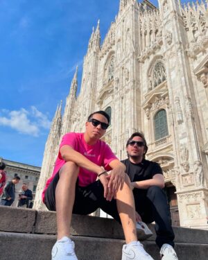 Victor Arauz Instagram - Una visita rápida pero muy bella de Milán! 
Gracias a todos los que fueron al show en Madrid, Barcelona y Milán! 
•
Ahora ya en USA 🇺🇸 
Próximos shows:
• UTAH 23 de Mayo 
• New Jersey 24 de Mayo 
•New York 25 de Mayo 
TODA LA INFO EN @fenixmarproductionsinc