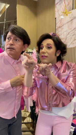 Victor Arauz Instagram - La Melo anda buscando a su guagua! 🥰

MICHY Y MELO por primera vez en #Quito

En el @teatrosangabrielquito 

Compra tus entradas en @fenixmarproductions 

#show #teatro #escandalo #essolomibebe