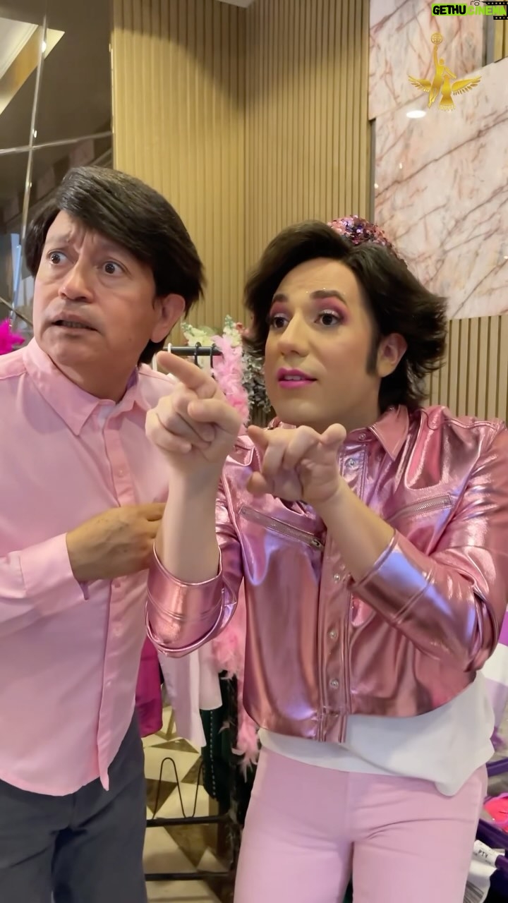 Victor Arauz - 16.9K Likes - La Melo anda buscando a su guagua! 🥰
MICHY Y MELO por primera vez en #Quito
En el @teatrosangabrielquito
Compra tus entradas en @fenixmarproductions
#show #teatro #escandalo #essolomibebe