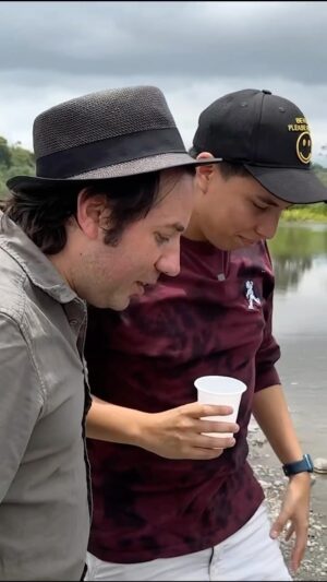 Victor Arauz Instagram - Y así @vkarauz me bautizó al pisar su tierra… BUENA FE 🥹 al puro estilo de #EnContacto 🙏🏼 #GanadorDeMilBatallas #UnVerdaderoGuerrero  #ExcelenteSerHumano #AnteBuenaFeMeQuitoElSombrero 👏🏼🤩 
.
.
Vayan a YouTube a ver el nuevo capítulo de @dequeva_oficial si es que aún no lo han visto!!😜