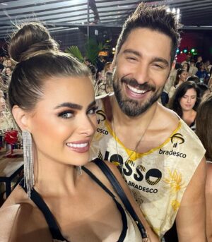 Victor Pecoraro Instagram - Bodas de Plumas🪽

Como é leve viver a vida com você!!!
Temos uma paz que excede todo entendimento, um amor que suporta tudo com ternura e muito carinho. 
Viver com você e viver com a felicidade. 
Viver a vida com o grande amor de nossas vidas é um grande privilégio. É viver o melhor de Deus!!! 
Que todos possam ter esse privilégio de viver seu grande amor. 

10/02/2024🪽
6 Meses de casados 
Para todo sempre 🤍

By @rayannemorais e @victorpecoraro 
@morais.pecoraro