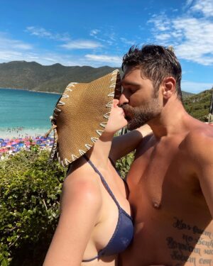 Victor Pecoraro Instagram - Bodas de Chocolate 🍫 

O maior prazer da minha vida é viver a vida com você!!! 

Compartilhar a vida com você é morar junto com a felicidade, tudo se torna leve, doce e prazeroso. Não importa o lugar ou hora, juntos somos só felicidade. 

Não sabia que o amor pudesse ser tão grande assim, a cada dia te amo mais e mais, não tem limite, é indescritível amar você. 

Você foi e será para todo sempre minha melhor escolha!
Te amo infinitamente!!!

🍫 10/01/2024 

5/ Meses de casados👰🏼‍♀️🤵🏻‍♂️
Por toda vida!!!
Até Jesus voltar e além na eternidade. 

By @rayannemorais e @victorpecoraro