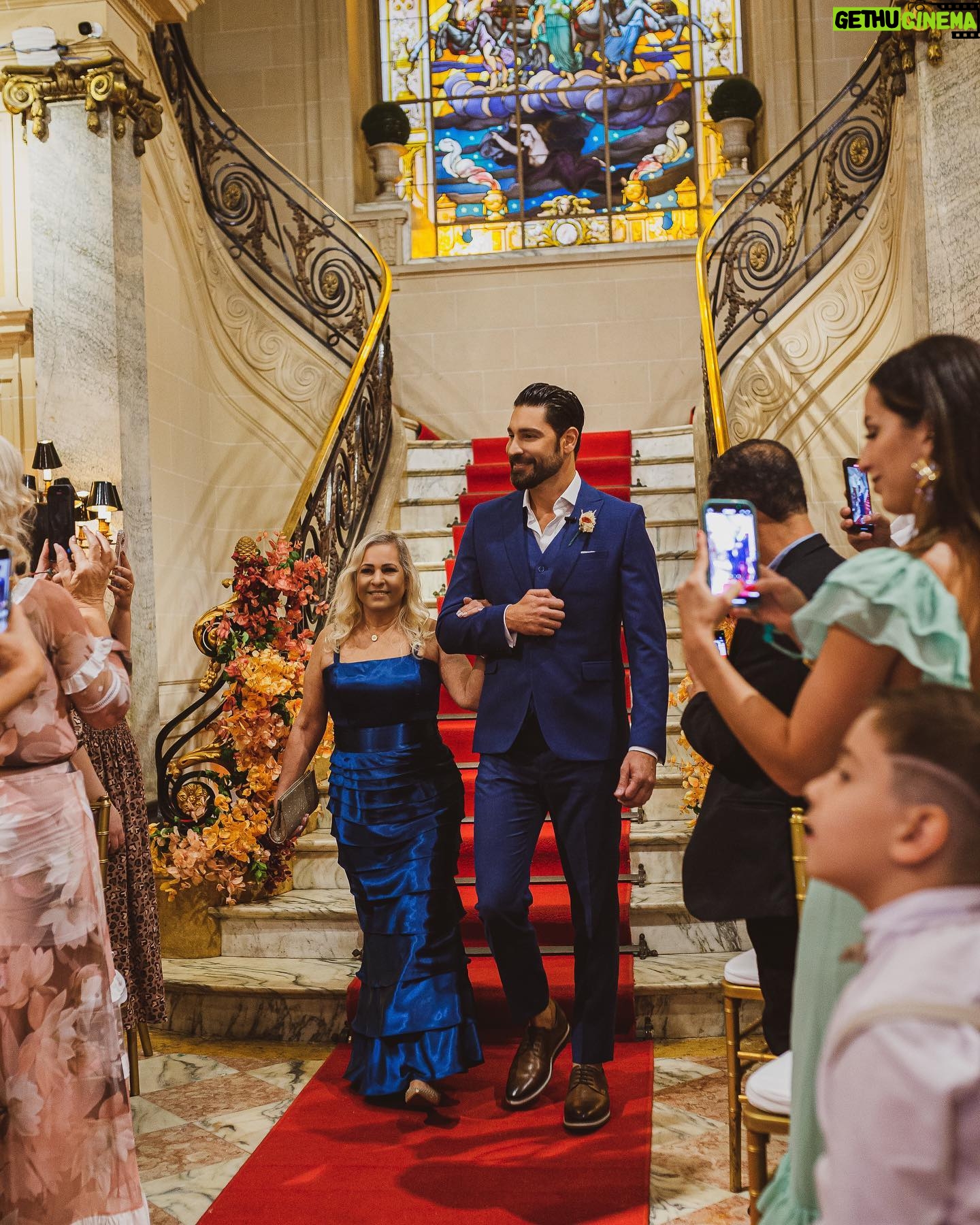 Victor Pecoraro - 47.3K Likes - “Cada dia é um presente rico e precioso de Deus, com a nova graça e novas oportunidades. "Este é o dia que o Senhor fez; regozijemo-nos e alegremo-nos nele "Salmo 118: 24.
O dia que nós tornamos um só, uma só carne em Cristo.
@jessicalimafotografia Obrigada por registrar esse momento com tanto amor.
Obrigada por fazer desse momento o melhor de nossas vidas
Local: @julietadeserpa
Decoração: @sorelleborsaridecor
Flores: @carlinhosflores
Paisagismo: @hortoart
Bolo e doces: @sannyspatisserie
Bem casados: @julybemcasados
Docinhos: @sodiedoces
Gourmet: @carmelspipocas
Forminhas: @arteemforminhas
Cerimonial: @cohencerimonial
Vestido: Alexandre Dultra
Alianças: @reisman_aliancas
Terno: @eduardoguinle
Make: @amandalbuquerquea
Papelaria: @unite.papelaria
Fotografa: @jessicalimafotografia
Filmaker: @antoniobier
Orquestra: @sonnart.orquestra.rj
Buquê: @casada.noiva
Roby: @stephaniecachapuz
Arranjo cabelo: @suzette.atelier
Carro: @blacktieservice
Hotel: @ritzriodejaneiro