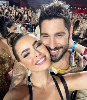 Victor Pecoraro Instagram - Bodas de Plumas🪽

Como é leve viver a vida com você!!!
Temos uma paz que excede todo entendimento, um amor que suporta tudo com ternura e muito carinho. 
Viver com você e viver com a felicidade. 
Viver a vida com o grande amor de nossas vidas é um grande privilégio. É viver o melhor de Deus!!! 
Que todos possam ter esse privilégio de viver seu grande amor. 

10/02/2024🪽
6 Meses de casados 
Para todo sempre 🤍

By @rayannemorais e @victorpecoraro 
@morais.pecoraro