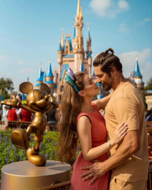 Victor Pecoraro Instagram - Disney photodump 🫶🏻

Sobre dias inesquecíveis, cheio de amor, diversão, amizade, cumplicidade e palhaçada que não podia faltar nesse grupo 🤣 

Registro By @fotos_na_disney 👏🏻

@victorpecoraro 
@amayaravieira 
@brendhahaddad 
@ricardogaeta_ 
@julianakelling 
@franklinmedrado 
@suhmedrado 
@beeafrancaa 
@alexandreagostinho 

😘❤️